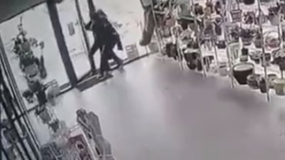 زبون يلقن موظفا بمتجر لبيع الزهور 