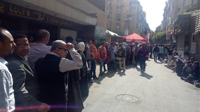 طوابير أمام لجنة 