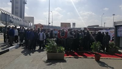 طوابير من العاملين بمطار القاهرة للمشاركة في الاستفتاء على الدستور