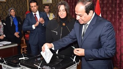 السيسي يدلي بصوته في التعديلات الدستورية بمدرسة الشهيد مصطفى أبو عميرة