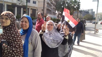 رجال الأمن يساعدون كبار السن أمام لجان الاستفتاء في الإسكندرية (صور)