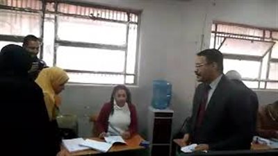 قاض يشرح للمواطنين طريقة التصويت بالاستفتاء على التعديلات الدستورية (فيديو)