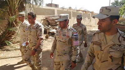 قيادات الجيش والشرطة يتفقدون تأمين لجان الاستفتاء بالأقصر (صور)