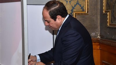 السيسي يطلق ضربة البداية بالاستفتاء على التعديلات الدستورية.. يدلي بصوته بلجنة الرؤساء بمدرسة الشهيد مصطفى يسري عميرة.. استنفار أمني بمحيط المدرسة.. وتوفير كافة أوجه الراحة للمواطنين