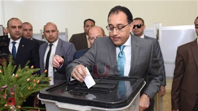 رئيس الحكومة يدلي بصوته بالاستفتاء على التعديلات الدستورية بالشيخ زايد