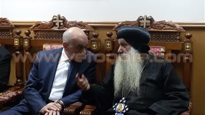 بالصور.. محافظ قنا يهنئ الأقباط بعيد الميلاد المجيد