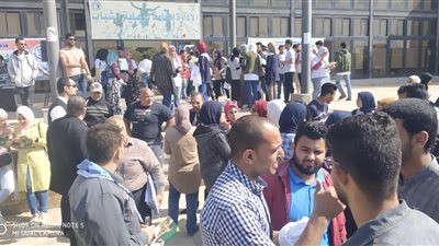 توافد الطلاب والعاملين بجامعة قناة السويس على نقاط التجمع الانتخابية