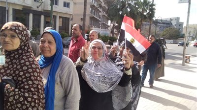 انطلاق ماراثون الاستفتاء على التعديلات الدستورية بالداخل.. السيسي أول المشاركين.. حشود أمام اللجان الانتخابية.. الأغاني الوطنية والأعلام تشارك في 