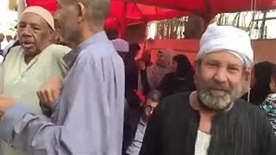 توافد المواطنين أمام لجنة 