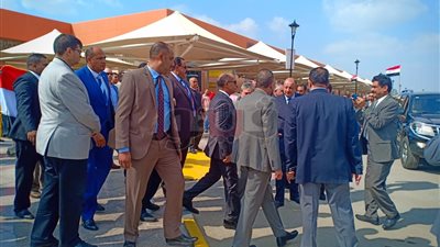 وزير الطيران يتفقد مقار لجان الاستفتاء بمطار القاهرة (صور)