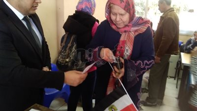 سيدة تطلق الزغاريد داخل إحدى لجان سموحة بالإسكندرية (فيديو)