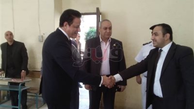 نائب محافظ القاهرة يتفقد سير عملية الاستفتاء على الدستور (فيديو وصور)