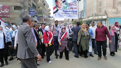 مسيرة للطالبات بكفر الشيخ لحث المواطنين على المشاركة في الاستفتاء (فيديو)