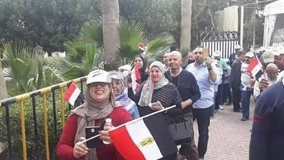 مشاركة مكثفة للجالية المصرية بقطر للإدلاء بأصواتهم في الاستفتاء (صور)