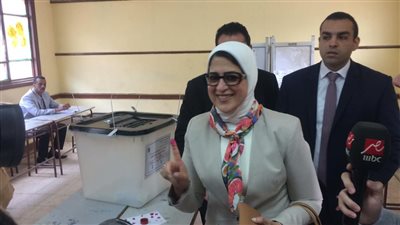 وصول وزيرة الصحة إلى لجنة مدرسة مصطفى كامل للإدلاء بصوتها
