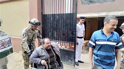 ضابط جيش يساعد ذوي الاحتياجات الخاصة أمام لجنة بطوخ (صور)