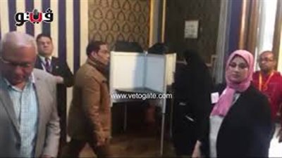 ابنة هشام بركات تقبل رأس والدة الشهيد مصطفى أبو عميرة أثناء التصويت (فيديو)