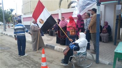 عجوز على كرسي متحرك أمام لجنة 