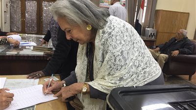 أرملة هيكل تدلي بصوتها في الاستفتاء على التعديلات الدستورية (صور)