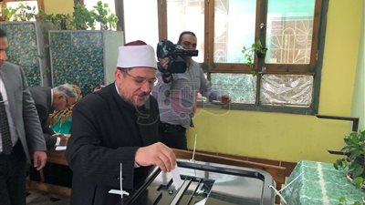 وزير الأوقاف بعد إدلائه بصوته في الاستفتاء: مصر تسير للأمام