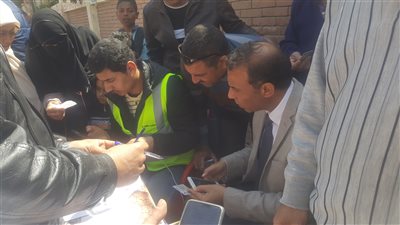 رئيس حي العجمي يقود مسيرة لحث المواطنين على التصويت (صور)