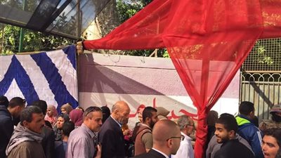 توافد الناخبين أمام لجان مدرسة رستم في حلوان للإدلاء بأصواتهم (صور)