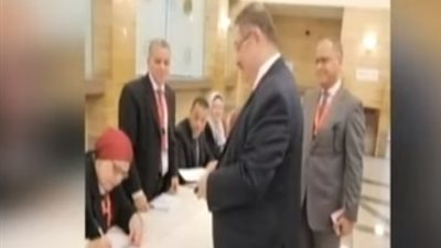 قنصل مصر في جدة: المعتمرون يتوافدون للإدلاء بأصواتهم في الاستفتاء (فيديو)