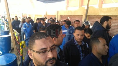 طوابير من عمال الاستثمار ببورسعيد أمام لجان الاستفتاء (صور)