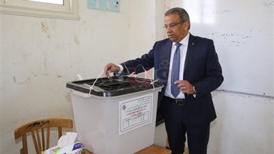 رئيس البريد يُدلى بصوته في الاستفتاء ويدعو 50 ألف موظف للمشاركة