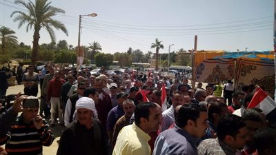 استمرار توافد الناخبين أمام لجان الاستفتاء بالوادى الجديد (صور)