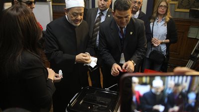 شيخ الأزهر يدلى بصوته في الاستفتاء على التعديلات الدستورية