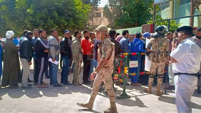 احتشاد المواطنين أمام اللجان الانتخابية بمرسى مطروح (صور)