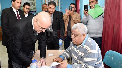 وزير الإسكان يُدلي بصوته على التعديلات الدستورية بالمقطم