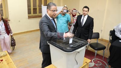 محافظ سوهاج يتفقد اللجان ويدلي بصوته في الاستفتاء (صور)