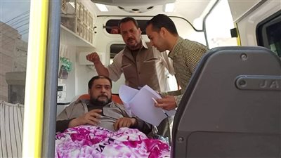 مواطن يدلي بصوته بالاستفتاء من داخل سيارة إسعاف بالقليوبية (فيديو)