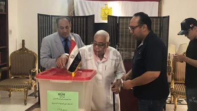 توافد المصريين بالبحرين على الاستفتاء (صور)