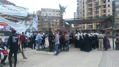 الشباب يتقدمون الصفوف أمام لجان الاستفتاء في البحيرة (فيديو)