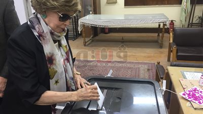جيهان السادات تدلي بصوتها في الاستفتاء على التعديلات الدستورية (فيديو)