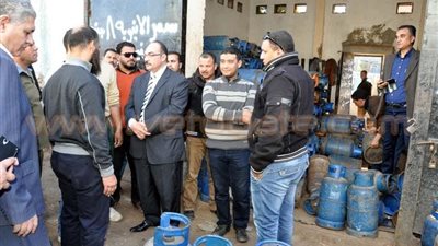 بالصور.. محافظ القليوبية في زيارة مفاجئة لأحد الأفران ببنها
