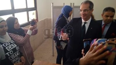 وزير الاتصالات يدلي بصوته على التعديلات الدستورية بالشيخ زايد