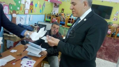 وزير الري يدلي بصوته بالاستفتاء في زهراء المعادي (صور)