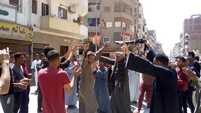 رقص بالجلباب الصعيدي أمام لجان الاستفتاء بنجع حمادي في قنا (فيديو)