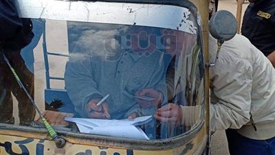 مواطن من ذوي الاحتياجات الخاصة يدلي بصوته من داخل «توك توك» بطوخ