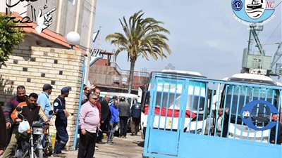 عمال شركات بورسعيد التابعة لقناة السويس يتوافدون على لجان الاستفتاء