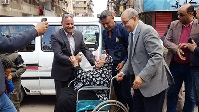 وكيل «تعليم بورسعيد» يساعد كبار السن أمام لجان الاستفتاء (صور)