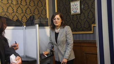 وزيرة التخطيط تدلي بصوتها في الاستفتاء على التعديلات الدستورية (فيديو)