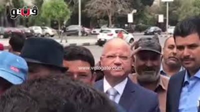 محافظ القاهرة يقف في طابور الناخبين للإدلاء بصوته (فيديو)