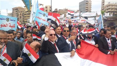 علم بطول 100 متر يتقدم مسيرة جامعة دمنهور أمام لجان الاستفتاء (فيديو)