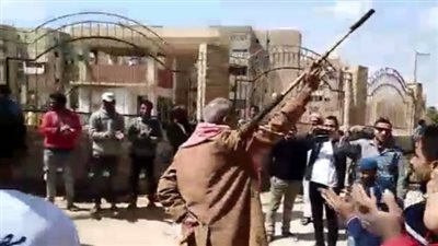 مسن يرقص بالعصا بمحيط لجان الاستفتاء على الدستور في حلوان (فيديو)