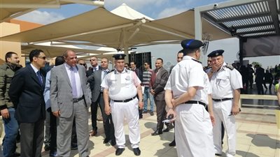 مساعد وزير الداخلية لأمن مطار القاهرة يتفقد محيط لجان استفتاء الدستور